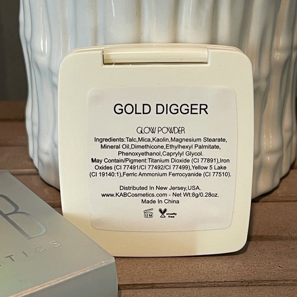 KAB Cosmetics Pressed Glow Powder *Gold Digger* - Picture 11 of 12